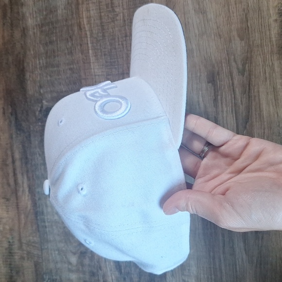 Oakley Cream&White Snapback Ball Cap - Picture 5 of 8